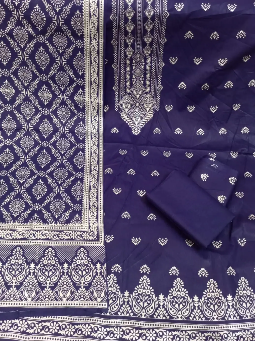 কাতান স্ক্রিন প্রিন্ট থ্রি পিস (সাদা গ্লিটার) - Chic and Sparkly Design